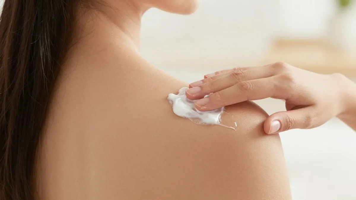 Mulher aplicando creme na área íntima com cuidado.
