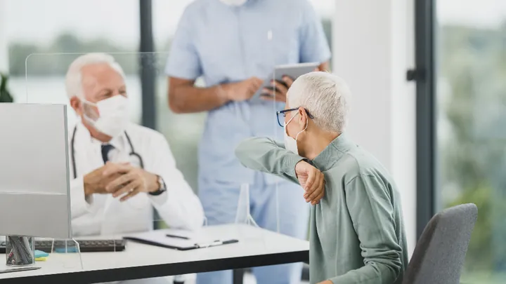 Recepção clara e acolhedora de consultório médico