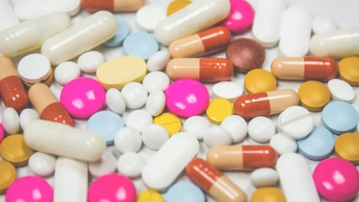 Médica explicando opções de tratamento para paciente